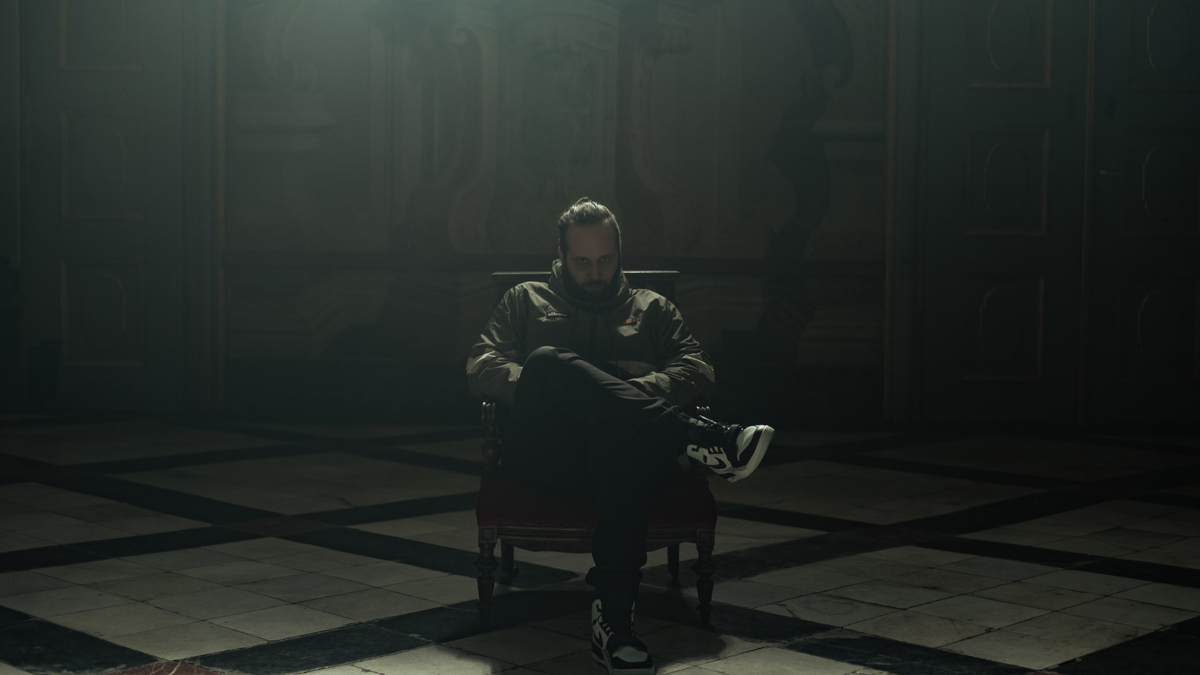 (VIDEO) "Komu na čast verjeti v oblast?" Emkej sredi koronakrize udaril s provokativnim spotom