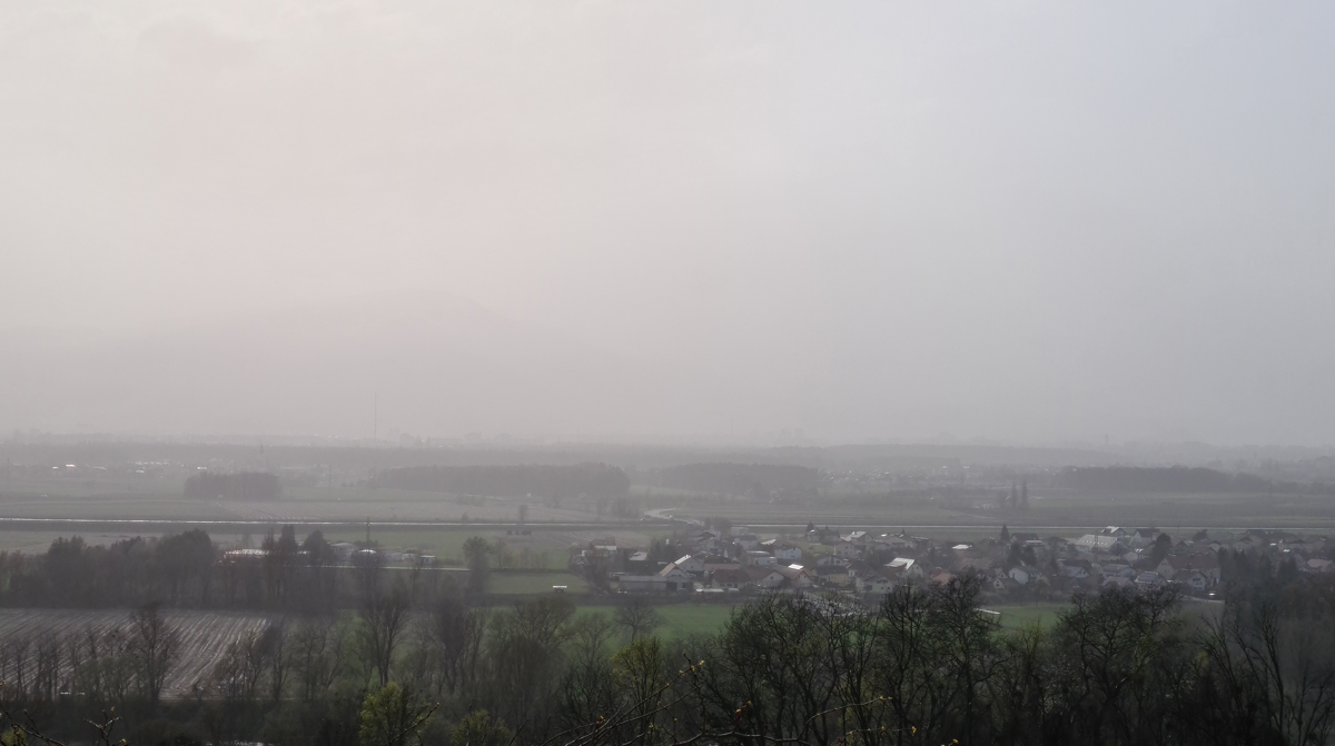 Izredno onesnažen zrak po vsej Sloveniji, razlog več, da ostanete doma