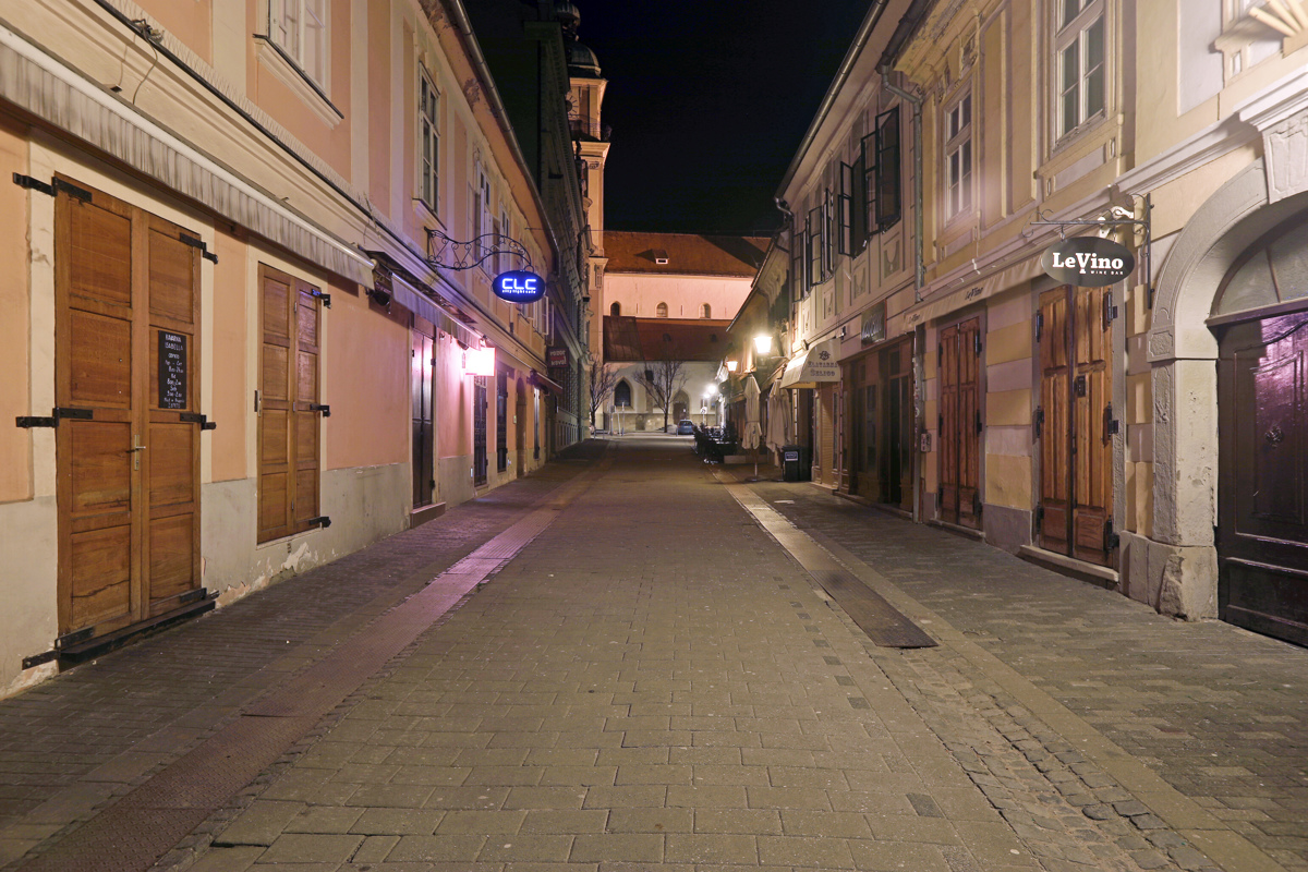 Maribor zvečer: Tako so v času epidemije videti trgi in ulice v središču mesta
