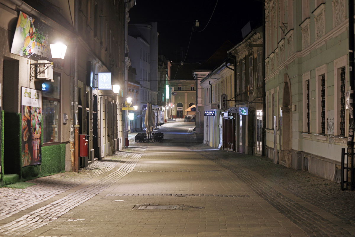 Maribor zvečer: Tako so v času epidemije videti trgi in ulice v središču mesta
