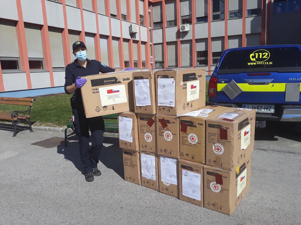 V Maribor danes prispela pošiljka 10 tisoč zaščitnih mask iz Kitajske