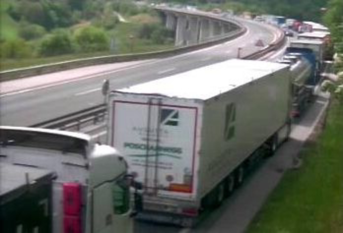 Zaradi požara na tovornem vozilu štajerska avtocesta zaprta v smeri Maribora