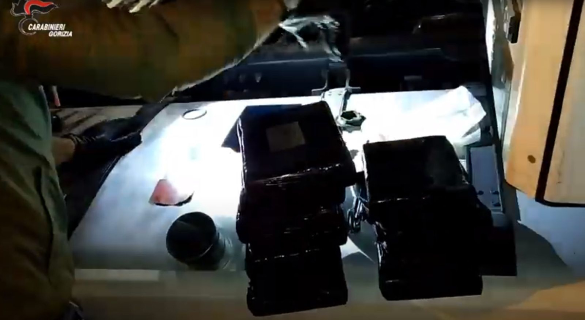 (VIDEO) Italijanski orožniki pri Slovencu odkrili 40 kilogramov kokaina, v angleškem Dovru aretirali Koprčana