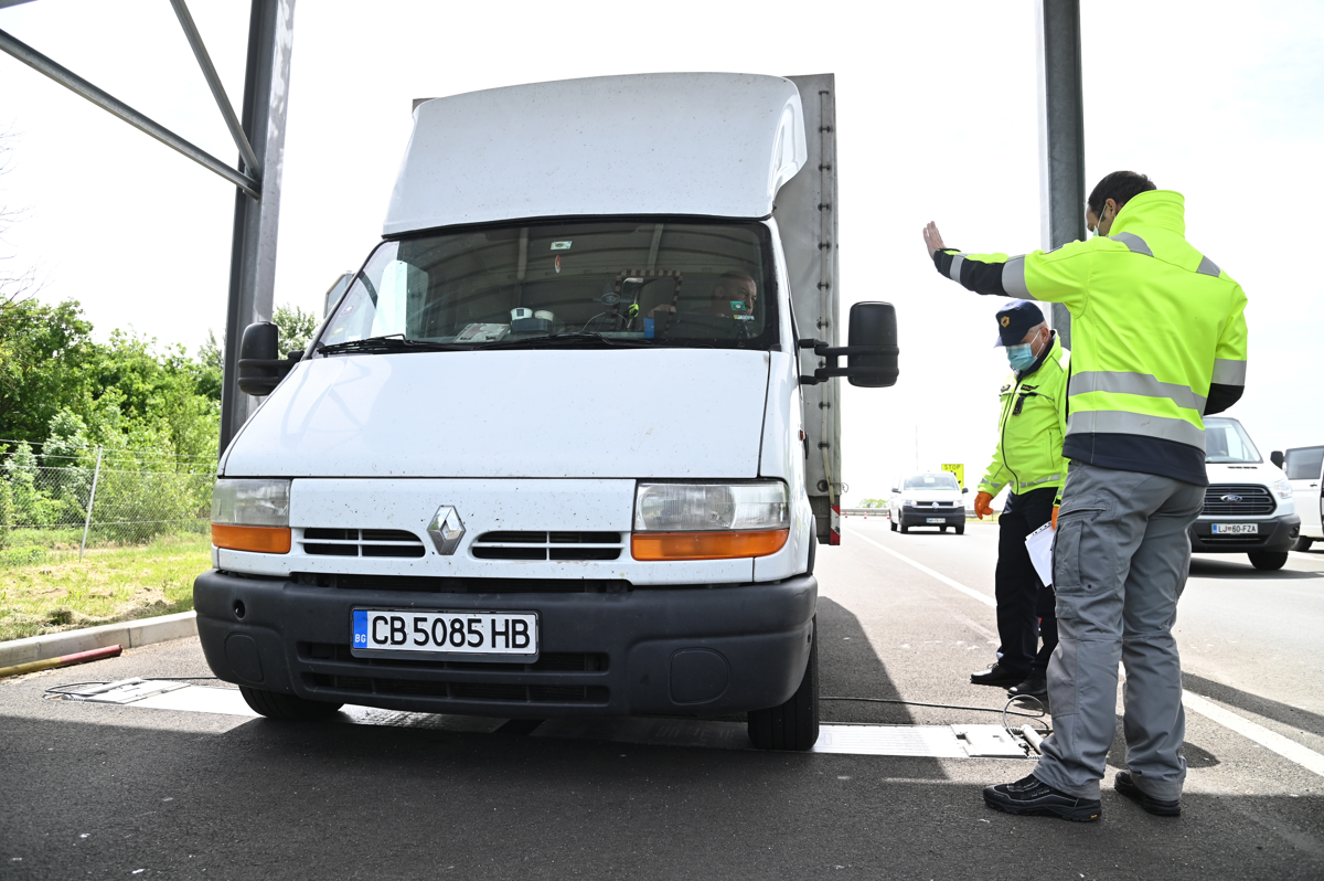 V kombiju, registriranem za osem, prevažal kar osemindvajset potnikov