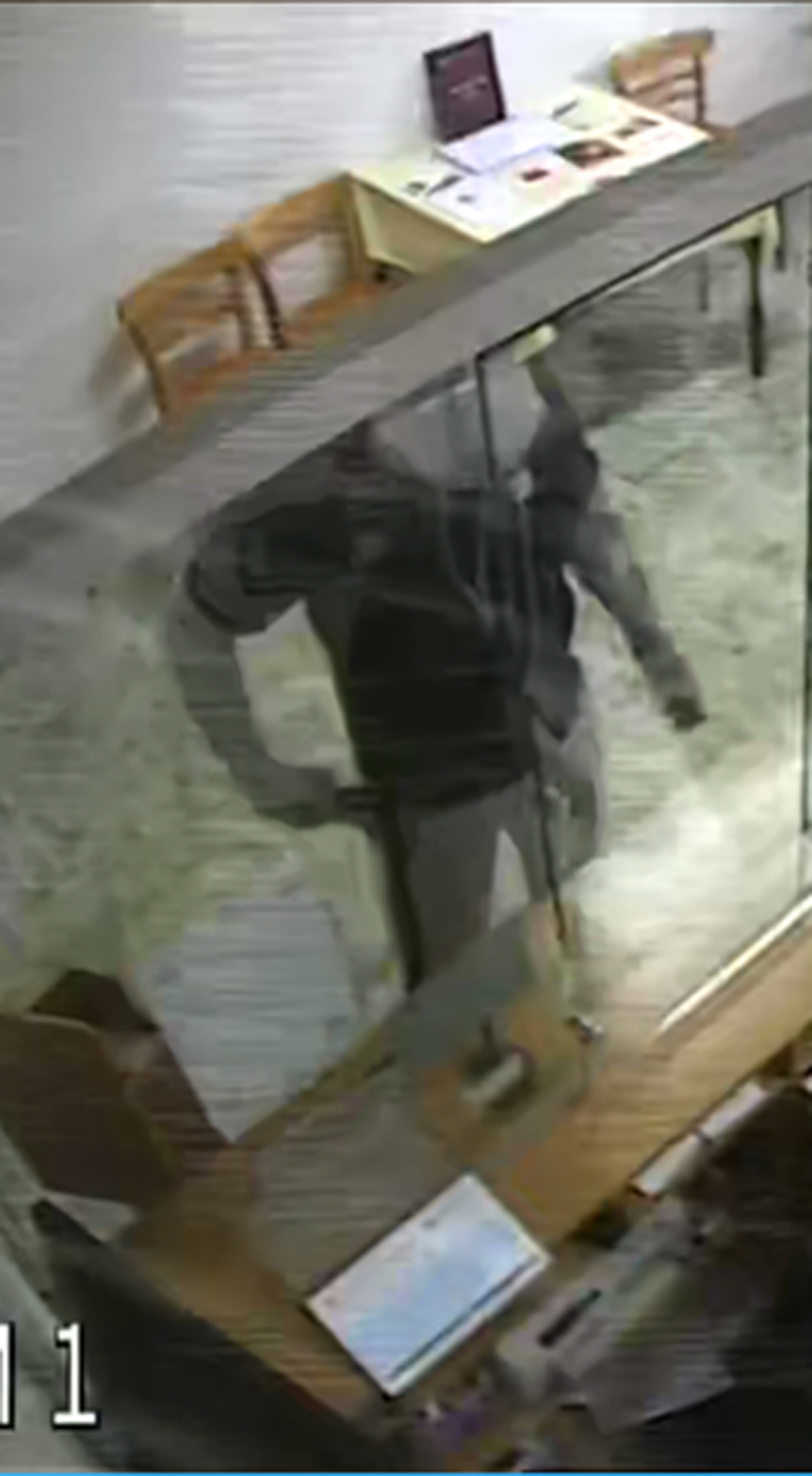 (FOTO) Križevci pri Ljutomeru: Oboroženi moški oropal banko, policija prosi za pomoč