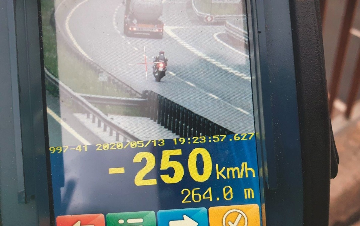 (FOTO) Smrtonosno: Motorist po avtocesti divjal z 250 kilometri na uro