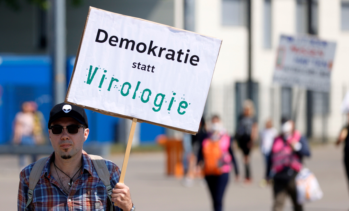 (POGLED) Je covid-19 ubijalec demokracije?