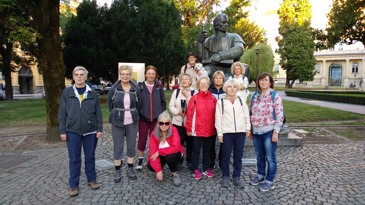 Fit v jeseni življenja: 70-letna Mariborčanka vodi pohode, telovadbo na prostem