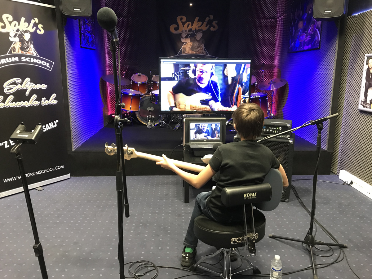 Meje so zaprte, srca ne: Tako je Soki s pomočjo danskih in belgijskih glasbenih kolegov razveselil 11-letnika