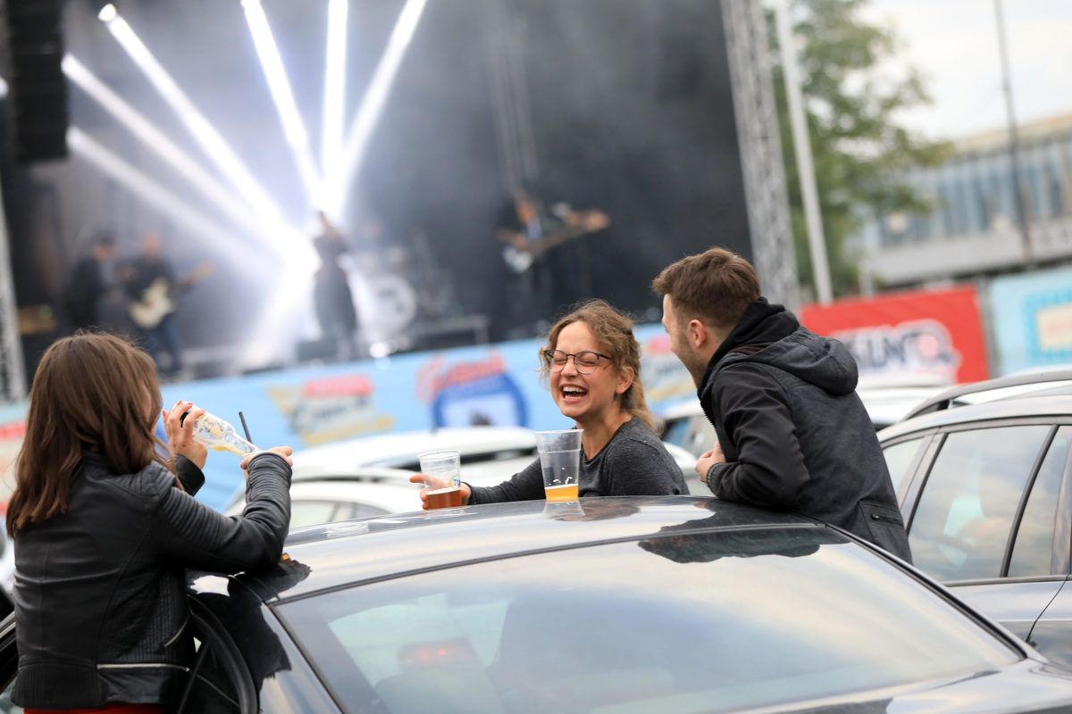 (FOTO) Koncert skupine Tabu: Avtomobili so se pozibavali v ritmu Divje