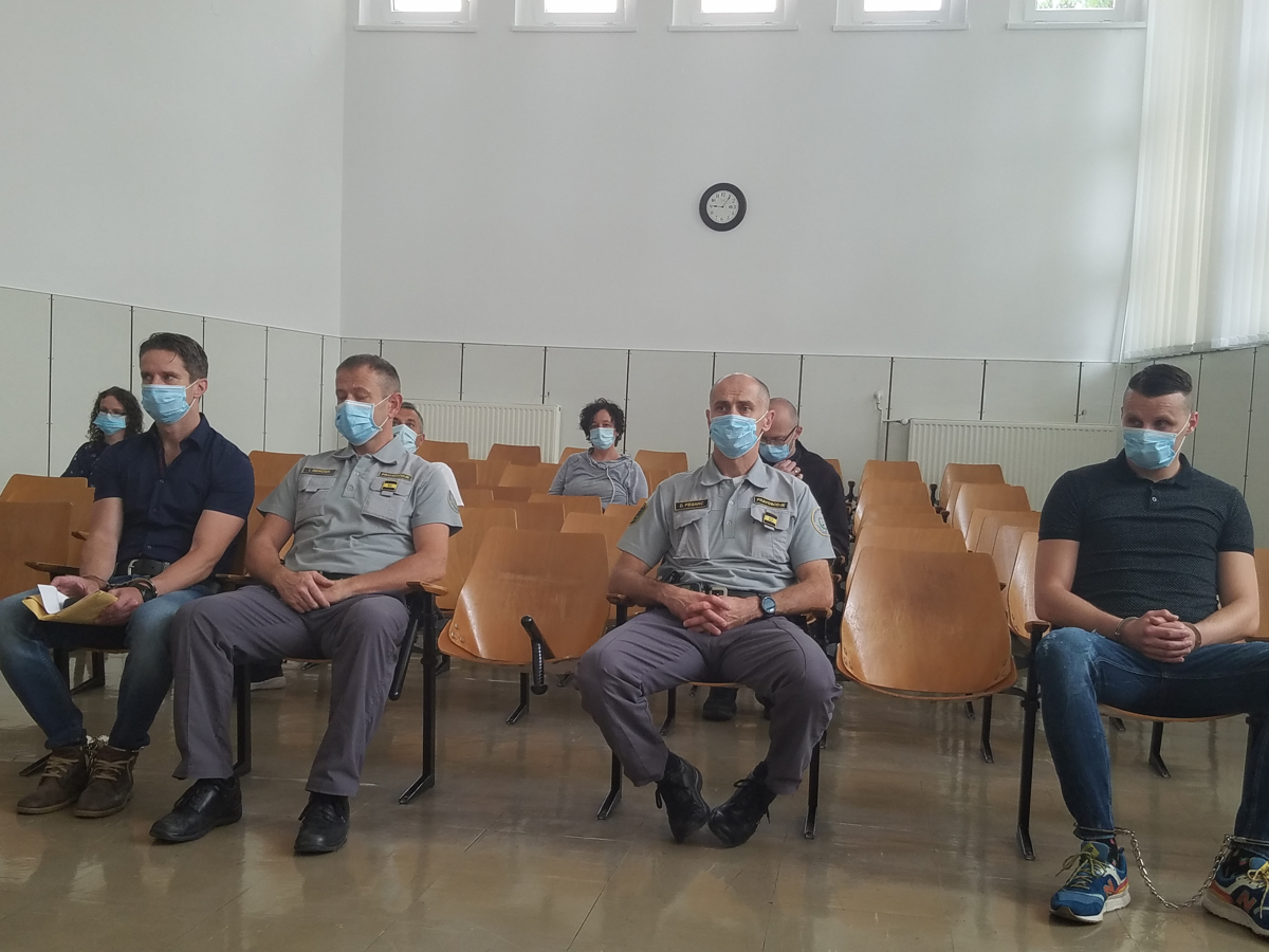 Nekdanji policist in njegov pajdaš priznala vpletenost v 15 ropov
