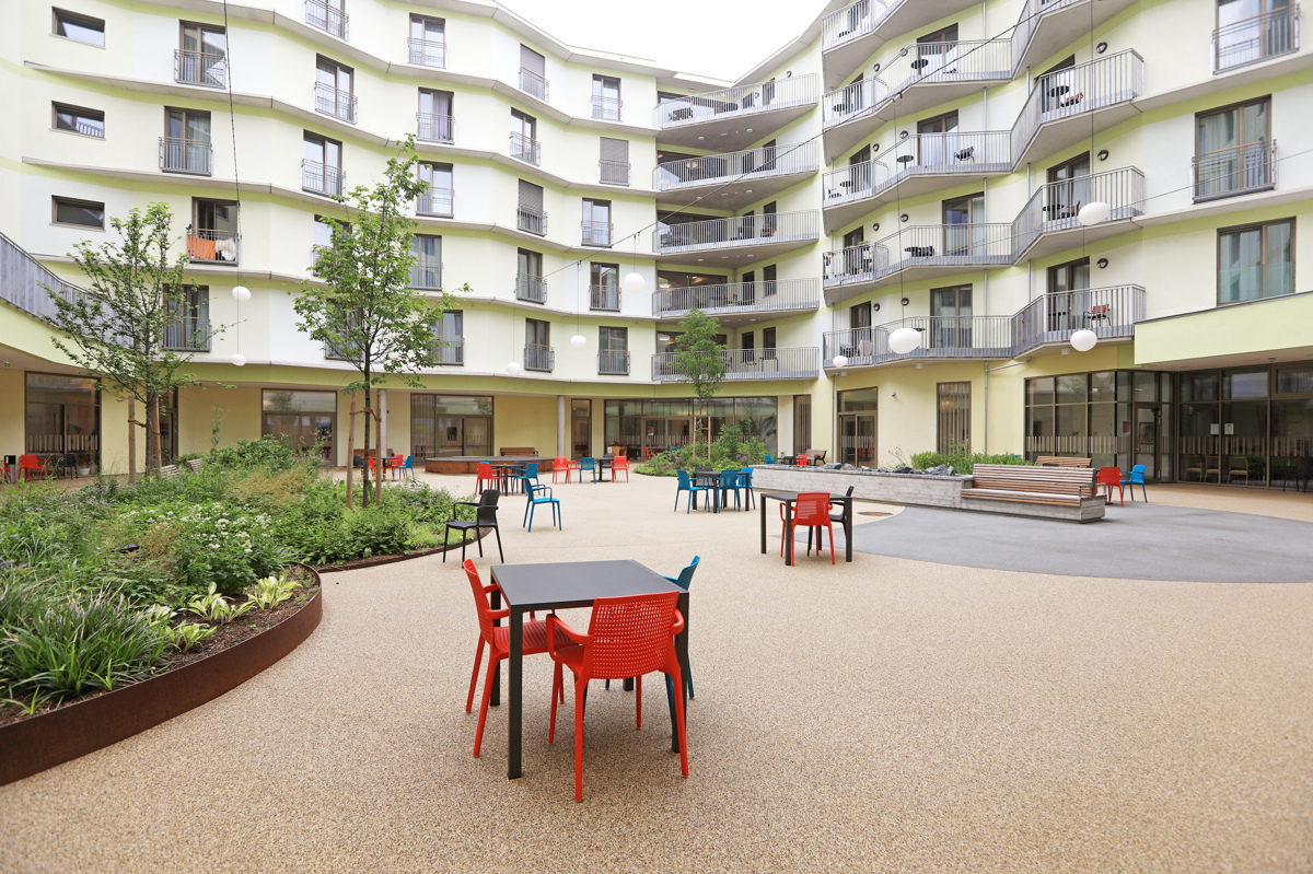 (REPORTAŽA) Bili smo na Dunaju: Kako je Avstrija svoje starejše varovala pred covidom-19?