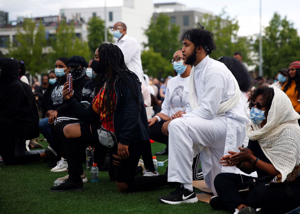 Pokleknili, da ne bi klonili