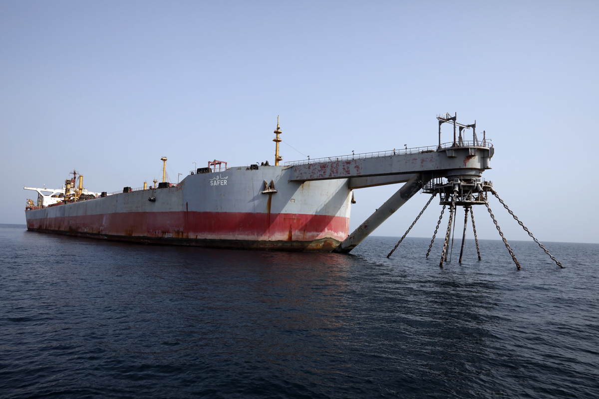 Iz pozabljenega tankerja prečrpavajo nafto