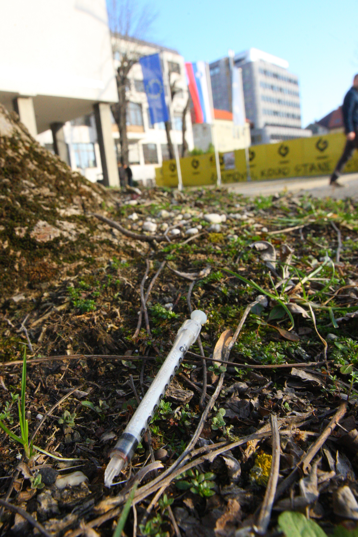 Slaba praksa: "Kar pripeljite bivšega zasvojenca, da bodo otroci videli, kaj lahko naredijo droge"