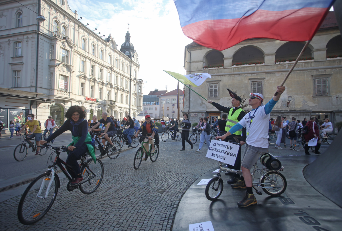 (FOTO in VIDEO) Petkov protivladni protest v Mariboru; čez Trg svobode tudi skupina v rumenih jopičih