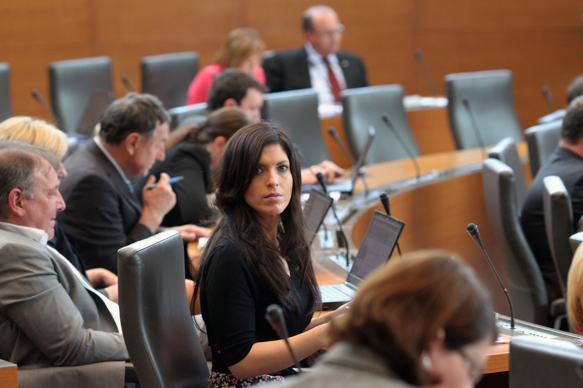 Opoziciji v novem protikoronskem zakonu sporna aplikacija, Evi Irgl se zdi takšno nasprotovanje neodgovorno