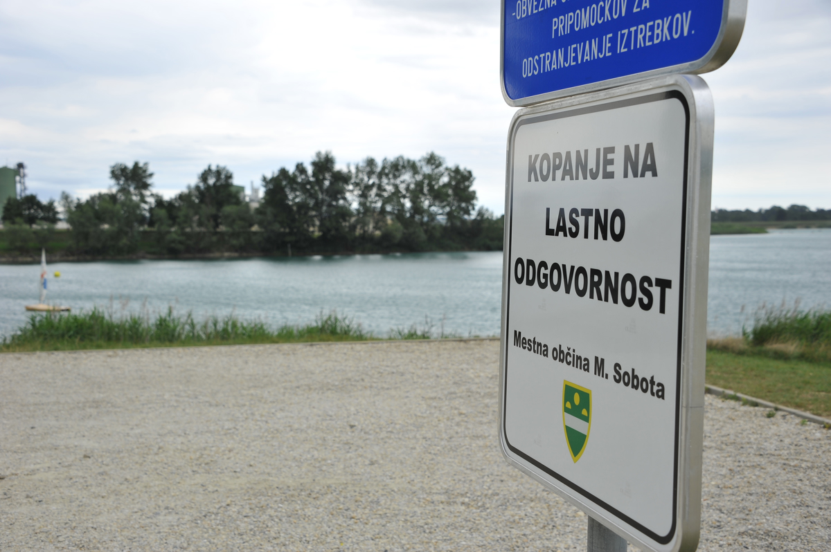 Tragični konec v Soboškem jezeru: Kopalec utonil dvajset metrov od obale