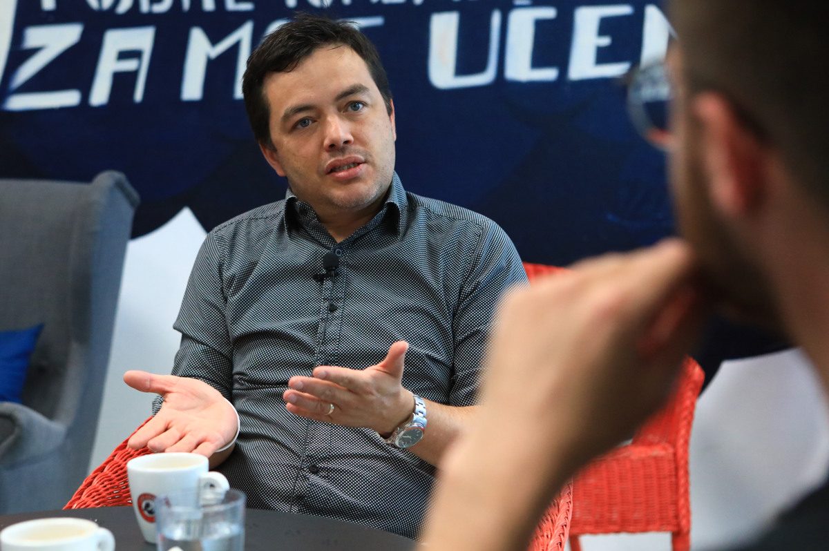 (AVDIO) Grema na kafe z Edwinom Munozom: Zakaj je Slovenija eksotična država