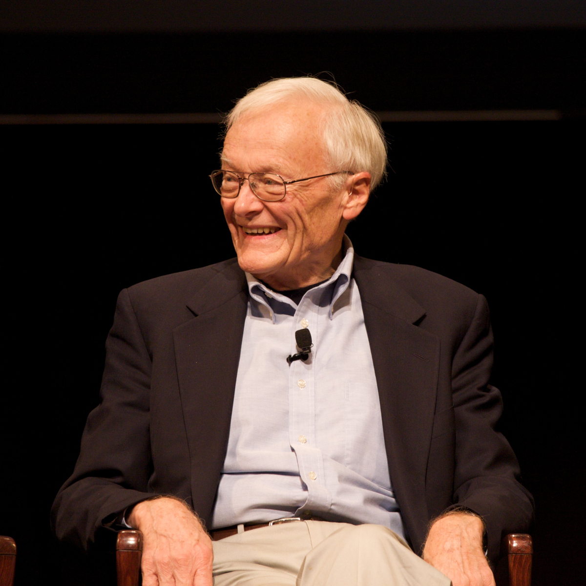 Umrl je soizumitelj računalniške miške William English. Pomagal je oblikovati tudi sodobni uporabniški vmesnik