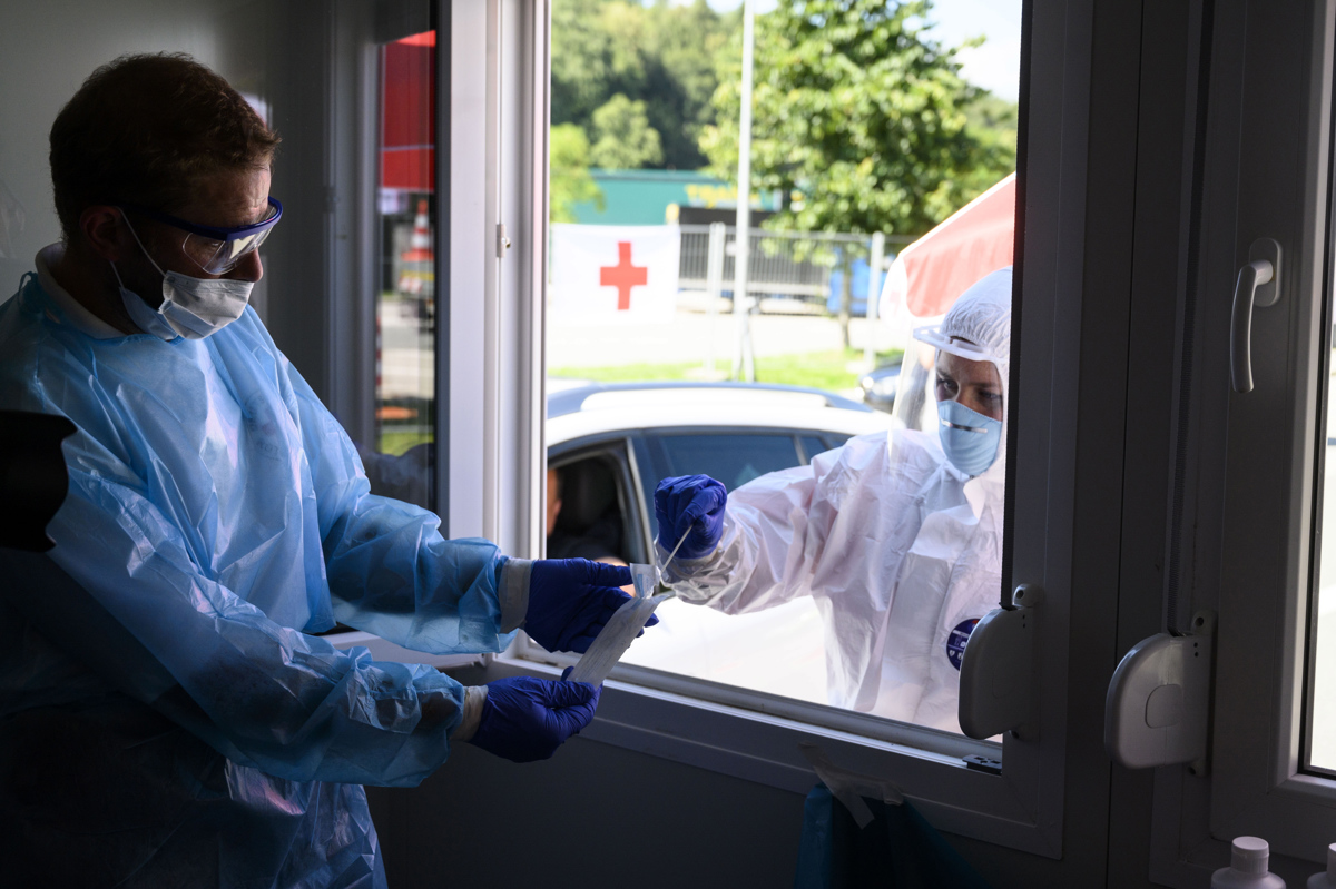 V Avstriji prek 200 novih okužb; začetek cepljenja morebiti januarja