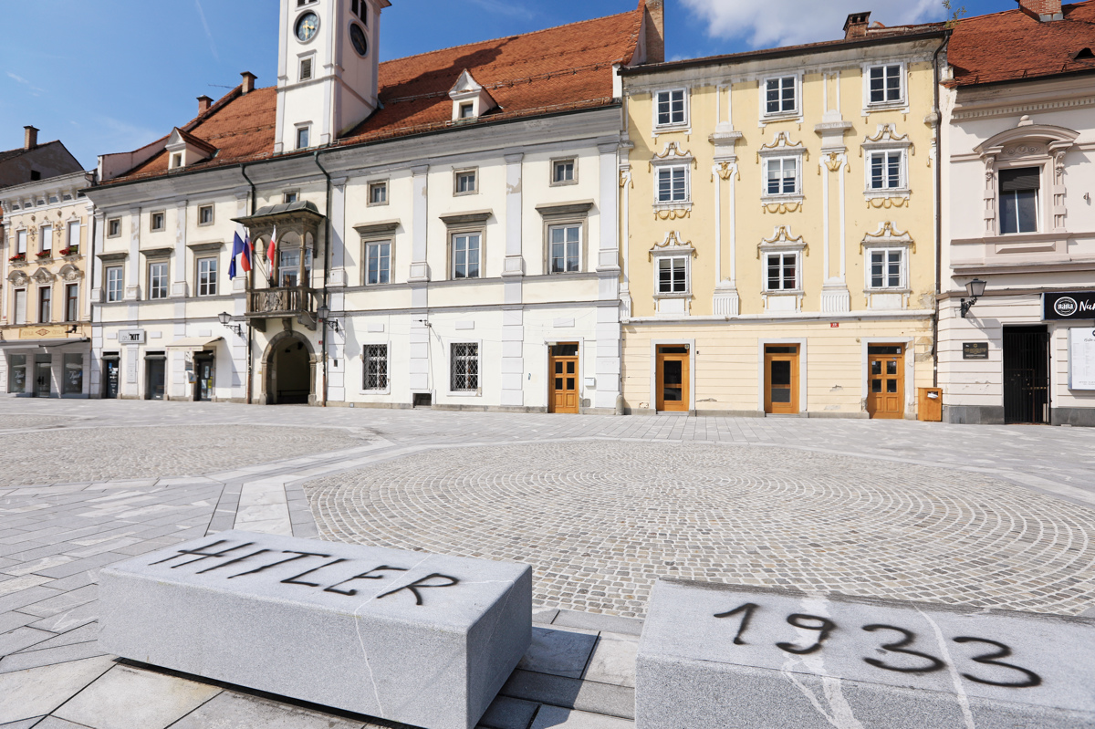 Glavni trg: Občina mora znova odstranjevati grafite