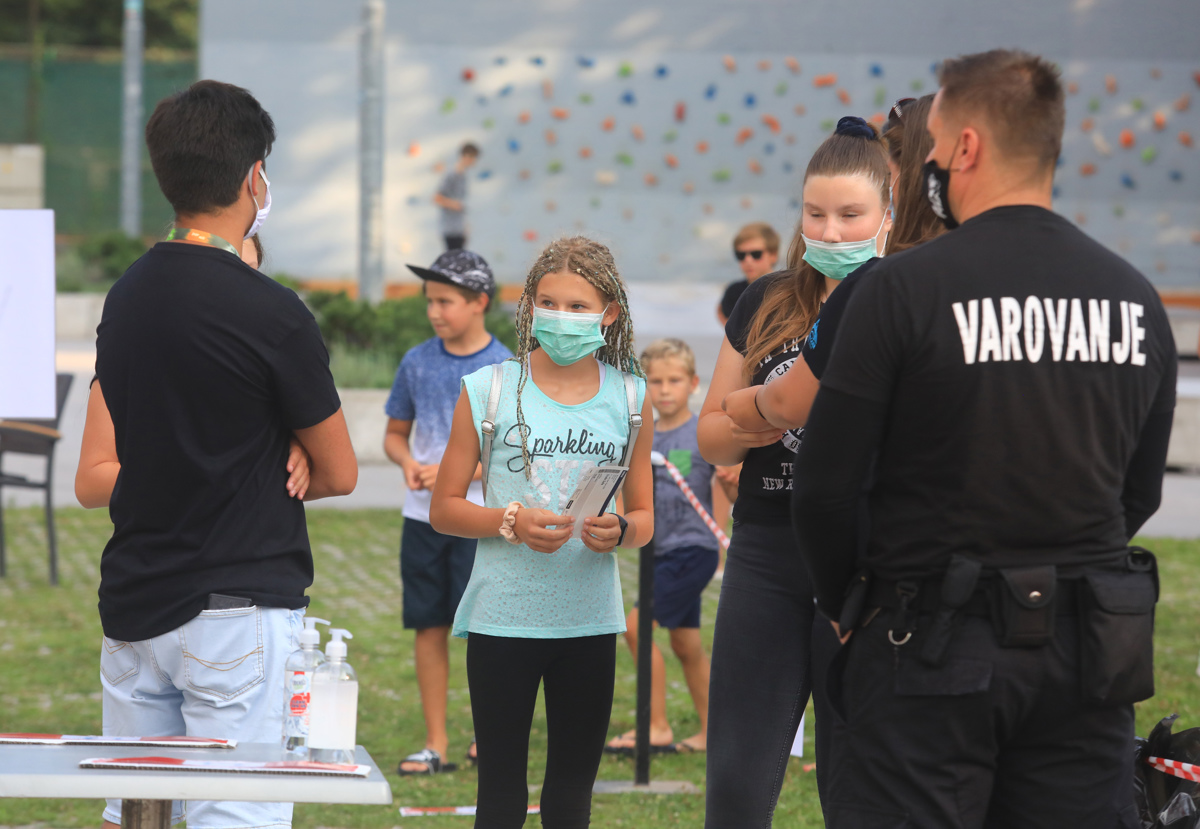 (FOTO) Letni oder v koronadobi: S primerno distanco so v Rušah otvorili sezono festivalov