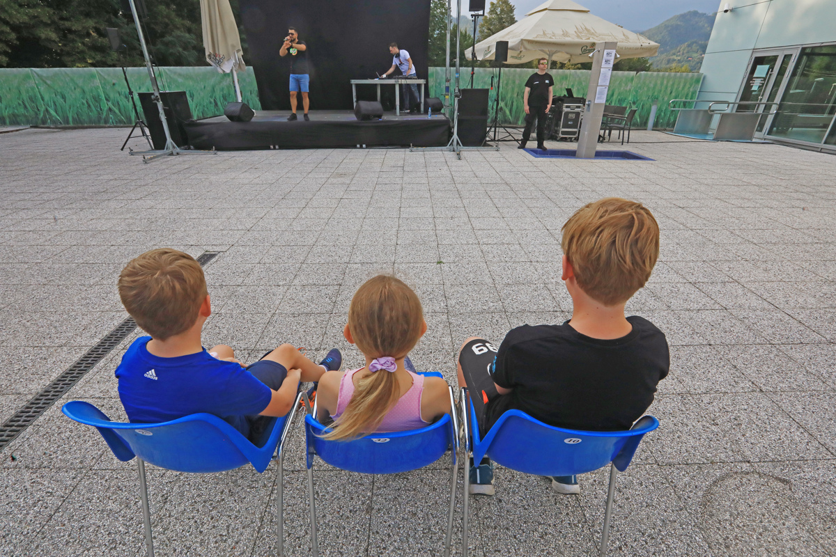 (FOTO) Letni oder v koronadobi: S primerno distanco so v Rušah otvorili sezono festivalov