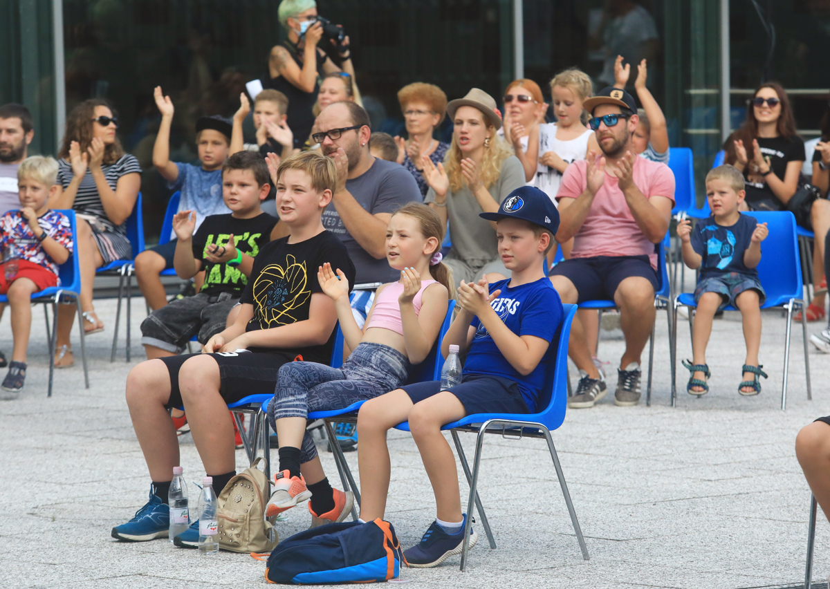(FOTO) Letni oder v koronadobi: S primerno distanco so v Rušah otvorili sezono festivalov