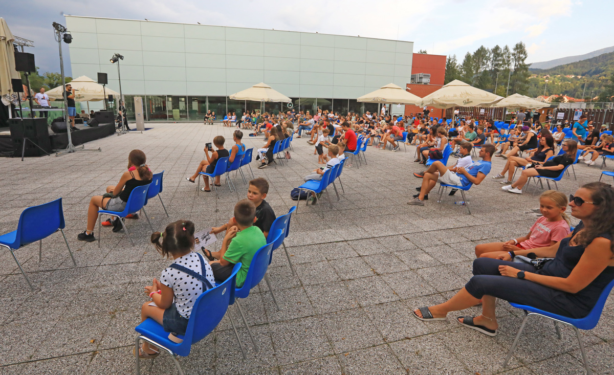 (FOTO) Letni oder v koronadobi: S primerno distanco so v Rušah otvorili sezono festivalov