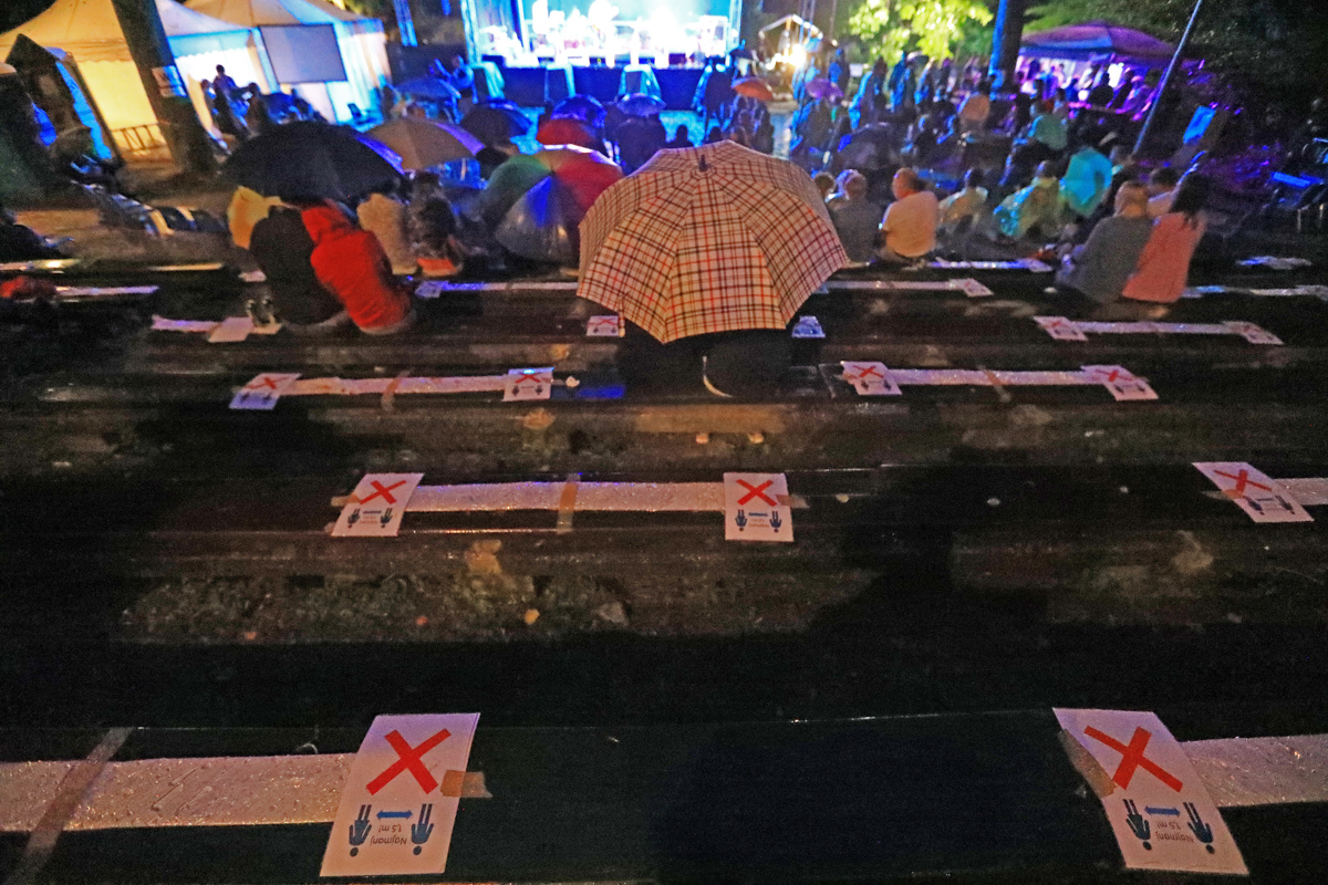 (FOTO) Letni oder v koronadobi: S primerno distanco so v Rušah otvorili sezono festivalov