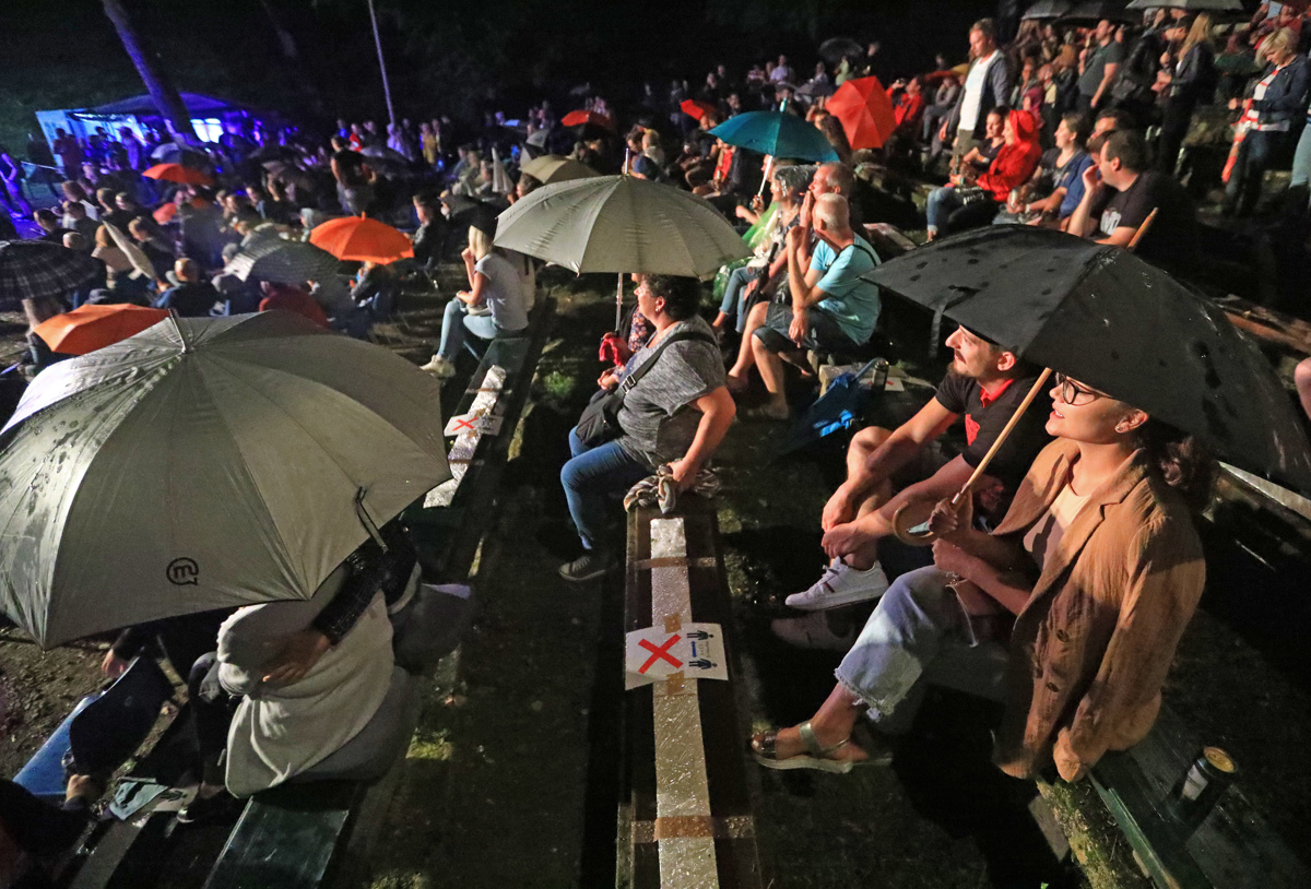 (FOTO) Letni oder v koronadobi: S primerno distanco so v Rušah otvorili sezono festivalov