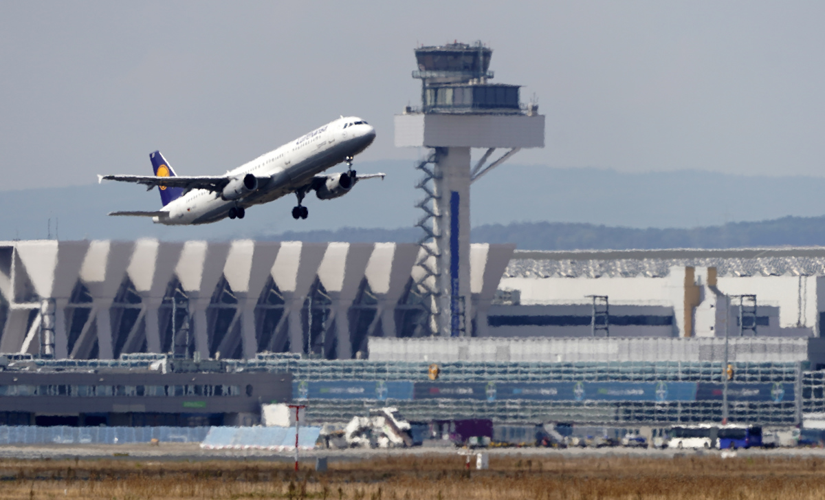 Varčevalni ukrepi: Lufthansa s piloti dosegla kratkoročni dogovor o znižanju plač