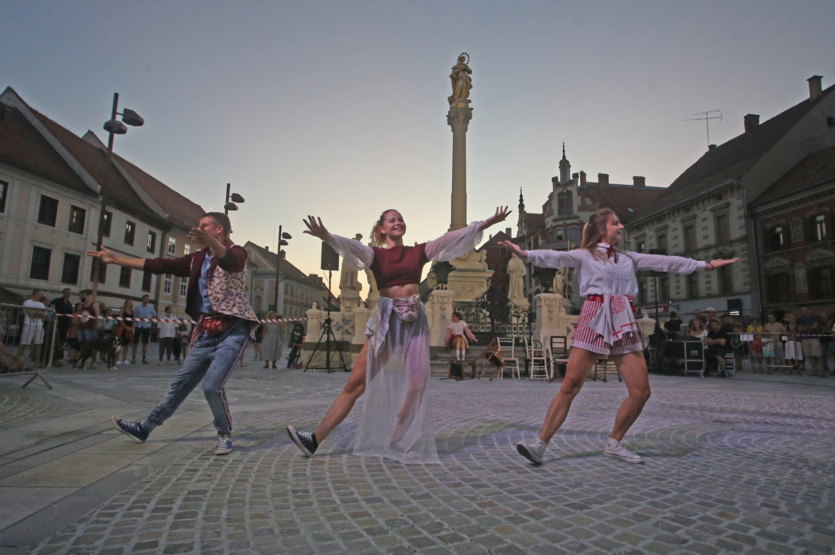 Festival Lent: Z dvomesečno zamudo in vsem omejitvam navkljub se je začelo dolgo pričakovano "polentje" v Mariboru.
