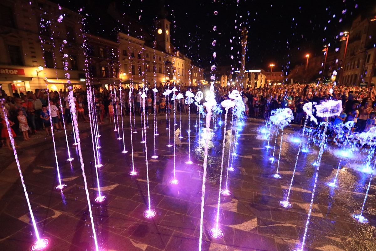 (FOTO in VIDEO) Na mariborskem Glavnem trgu so zagorele nove luči, fontana pa zaigrala vodno predstavo