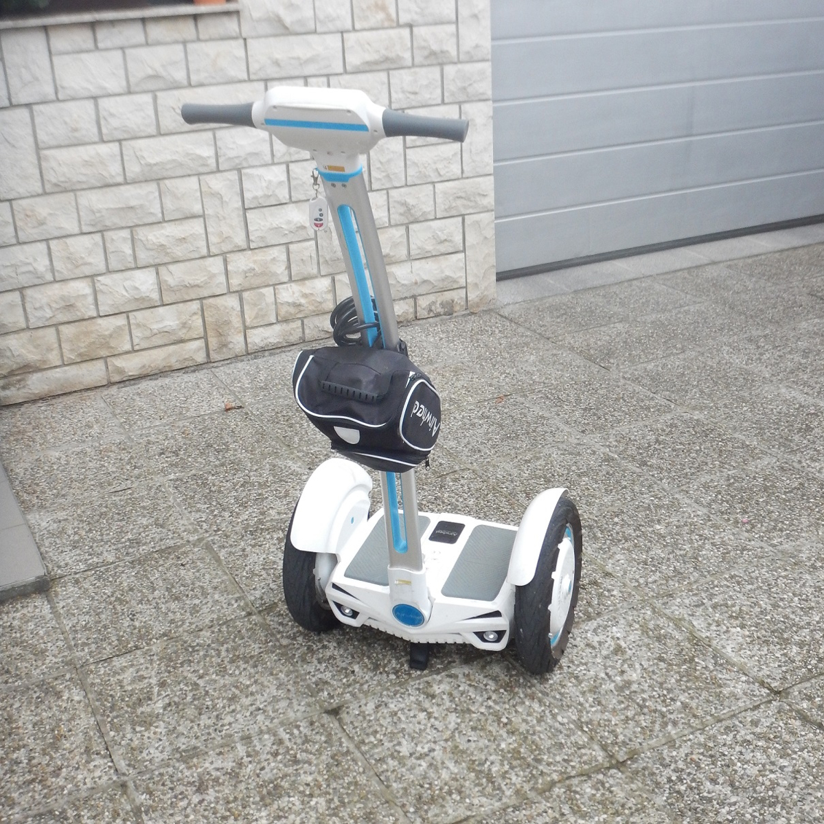 (FOTO) 84-letnik zaradi neprilagojene hitrosti s posebnim električnim sredstvom zapeljal čez cesto in padel pred avto