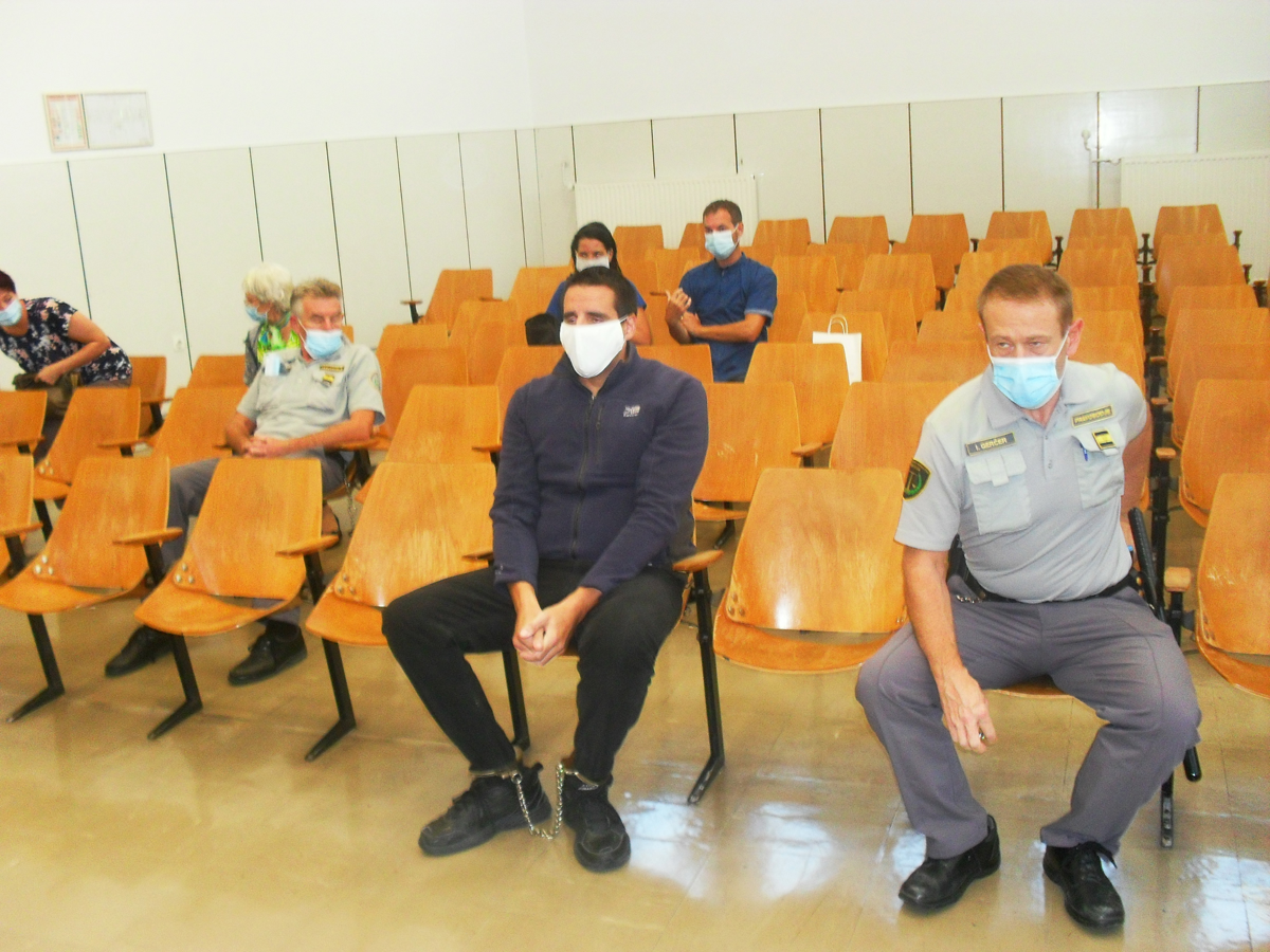 Umor na Polzeli: Sosedje so ga videli, ko je po materinem prijatelju udarjal s sekiro