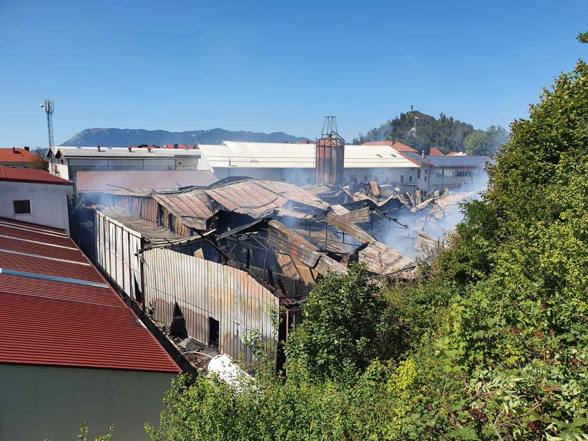 Požar v Postojni pod nadzorom, na pogorišču tli več žarišč