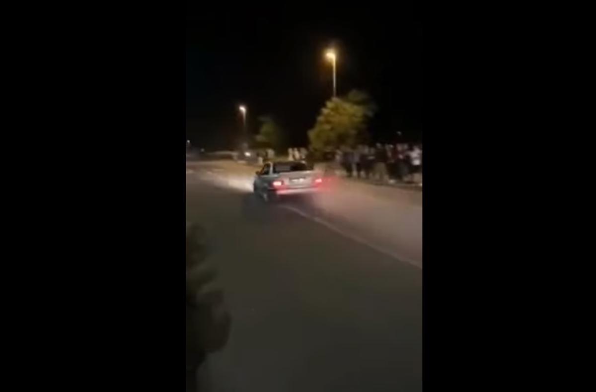 (VIDEO) Murska Sobota: Na neprijavljeni javni prireditvi vozilo zapeljalo v sedeča občana, policije išče očividce