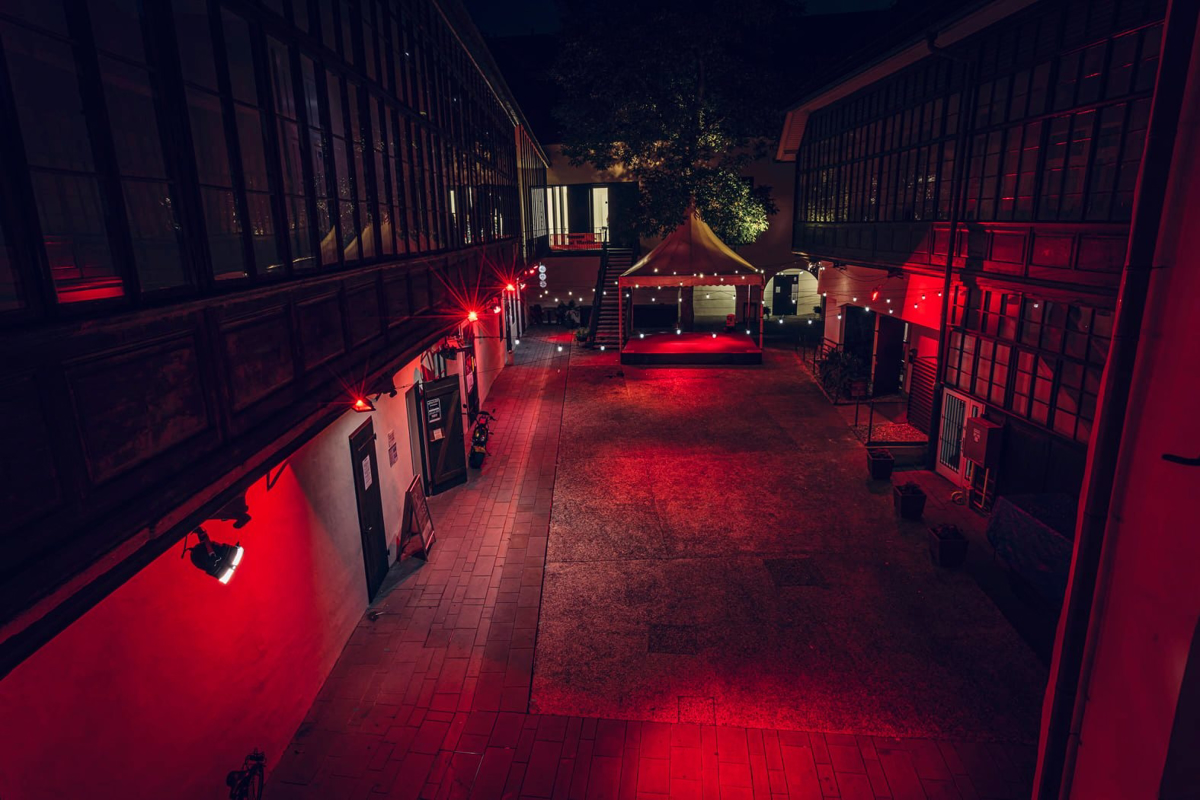 (FOTO) Zakaj so bili Vetrinjski dvor, Štuk, MC Pekarna in Ljubljanski grad sinoči osvetljeni rdeče?