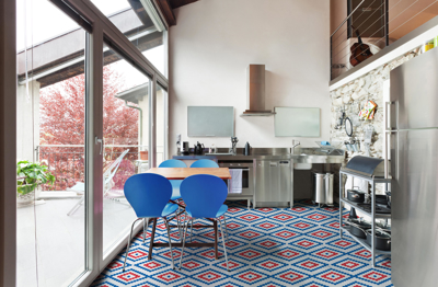 (FOTO) Predelajo odslužene predmete in jim vdahnejo novo življenje