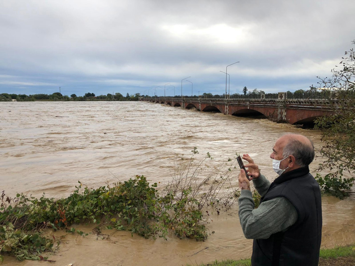 (FOTO in VIDEO) Po neurju na severu Italije na obalo naplavilo šest trupel
