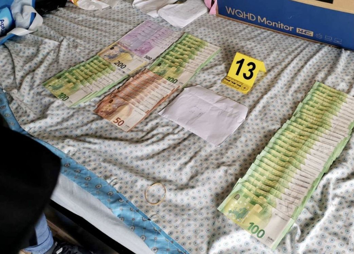 (FOTO) Zaseg droge, pištol in denarja: Mariborski kriminalisti prijeli trojico, ki je prodajala kokain v Avstrijo