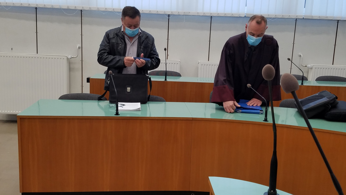 Prijavila ga je, da jo je ugrabil, o stolu, na katerega jo je privezal, pa pravi, da ga je vrgla v kontejner