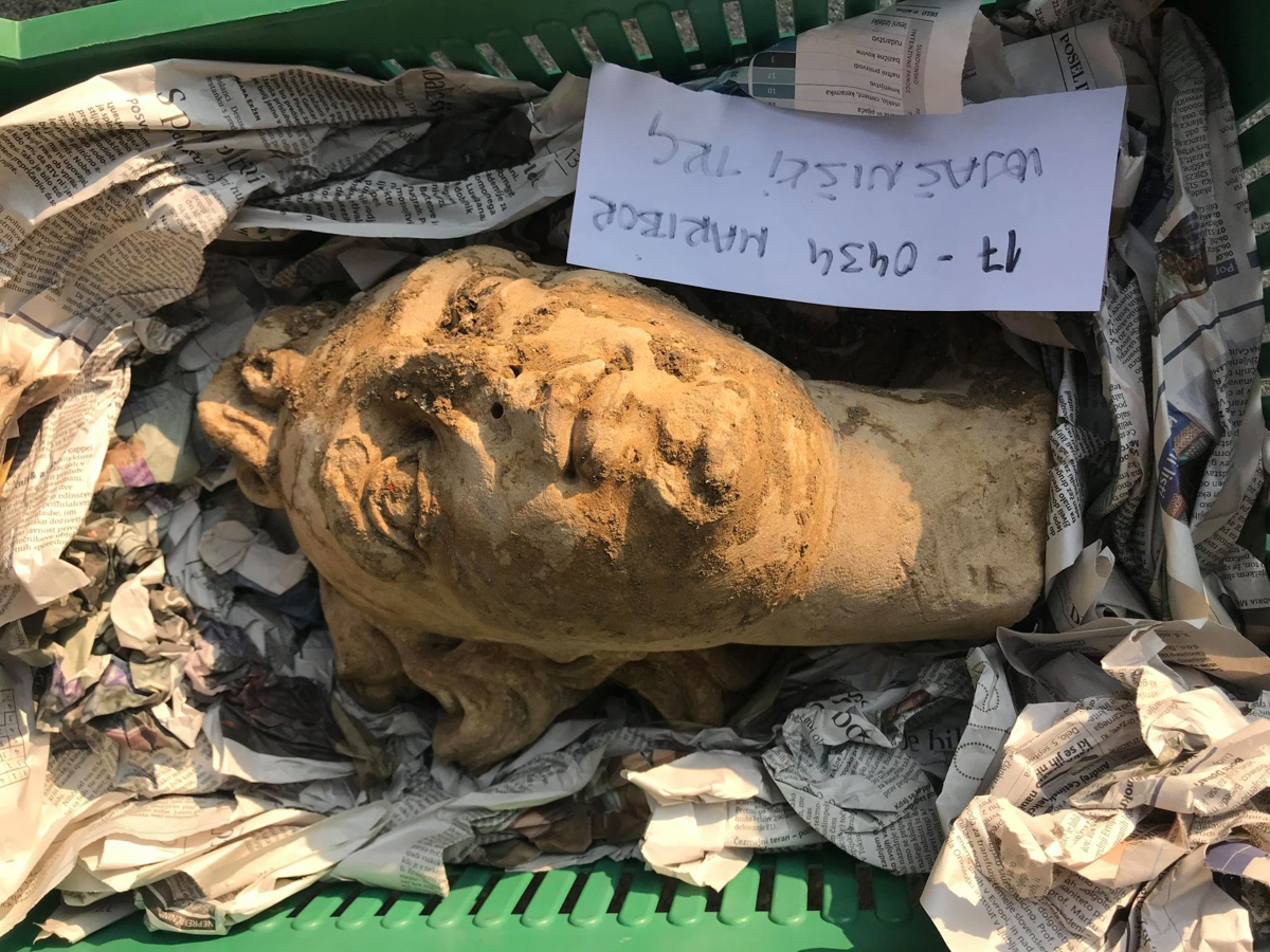 (FOTO) Obnova Vojašniškega trga: Arheologi našli ženski glavi