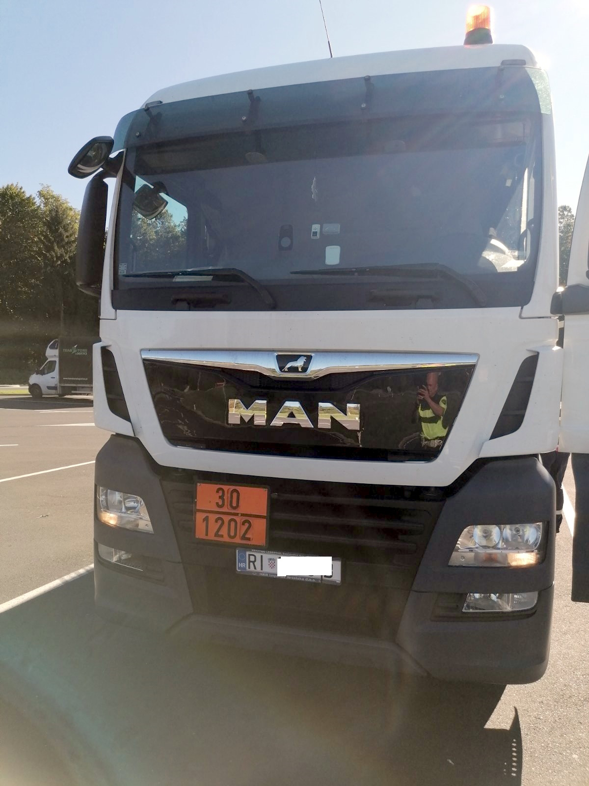 (FOTO) Prevažal 26.000 litrov goriva in po klancu navzdol peljal 117 kilometrov na uro, vozilo je bilo v prostem teku