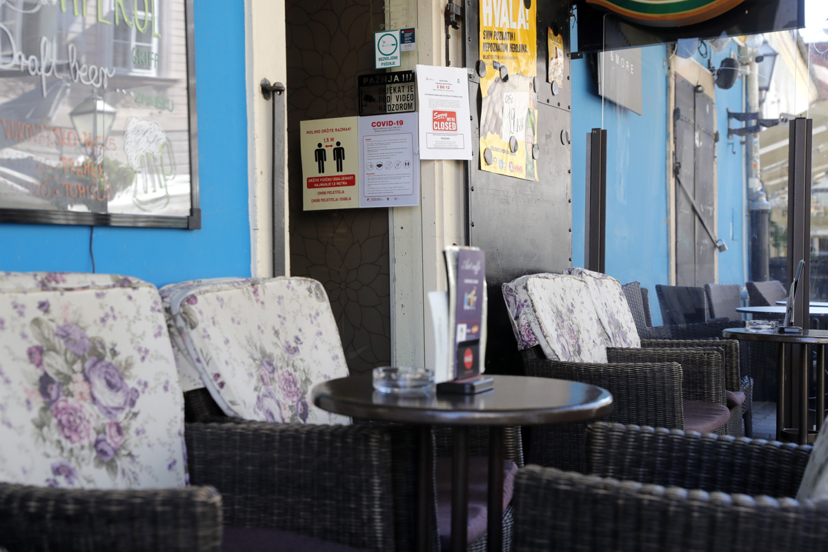 Novi ukrepi za hrvaške gostince: Brez stojišč, v nočnih klubih le rezervacije, ob polnoči pa zaprtje