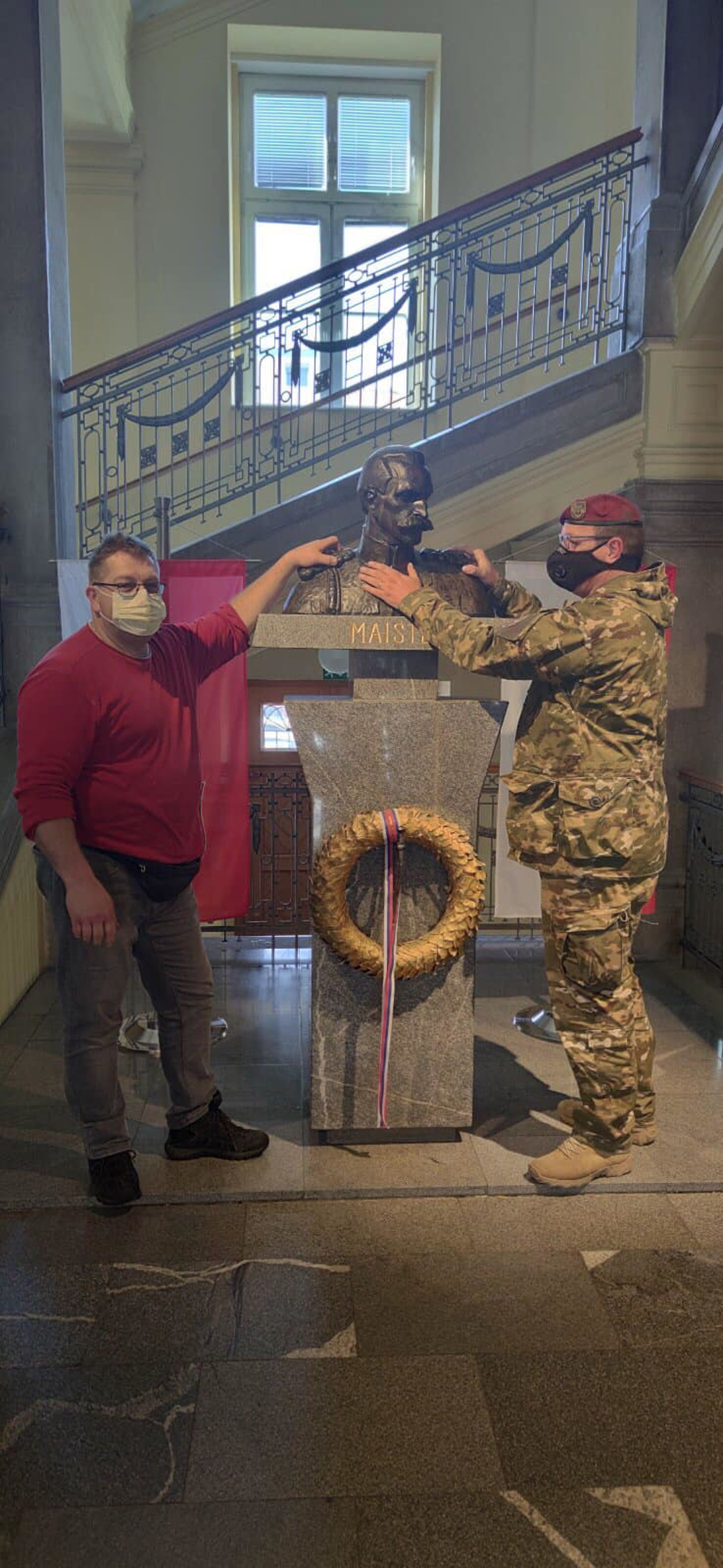 V avli Mestne občine Maribor umaknili doprsni kip generala Maistra