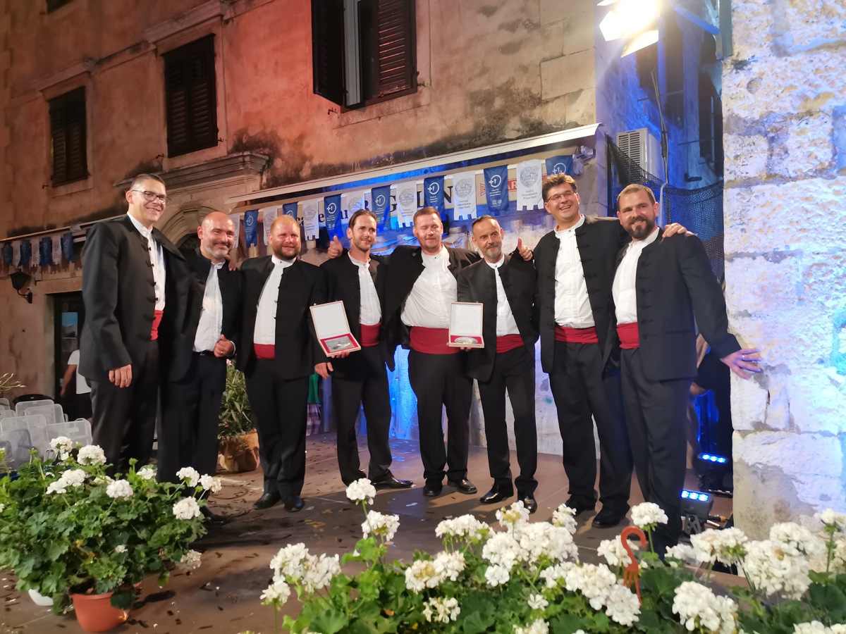 Mariborska klapa Dalmari na Festivalu dalmatinskih klap v Omišu osvojila odlično drugo mesto