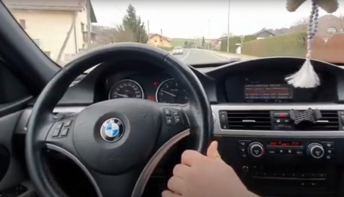 (VIDEO) 17-letnik v okolici Slovenske Bistrice s sopotnikovega sedeža vozil avtomobil, policisti imajo pomembno sporočilo